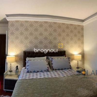 Casa com 214m², 4 quartos (sendo 1 suíte), 4 garagens, no bairro Carianos em Florianópolis