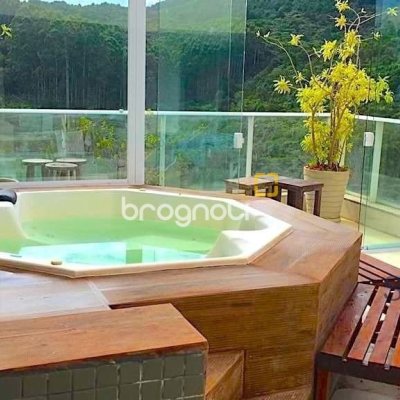 Cobertura com 147m², 2 quartos (sendo 1 suíte), 2 garagens, no bairro Itacorubi em Florianópolis