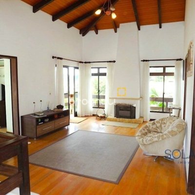 Casa com 356m², 6 quartos (sendo 1 suíte), 3 garagens, no bairro Trindade em Florianópolis