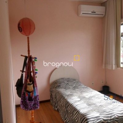Casa com 356m², 6 quartos (sendo 1 suíte), 3 garagens, no bairro Trindade em Florianópolis