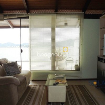 Casa com 356m², 6 quartos (sendo 1 suíte), 3 garagens, no bairro Trindade em Florianópolis