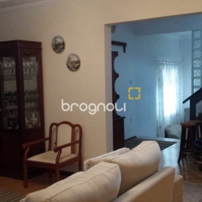 Casa com 356m², 6 quartos (sendo 1 suíte), 3 garagens, no bairro Trindade em Florianópolis