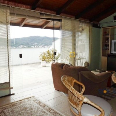 Casa com 356m², 6 quartos (sendo 1 suíte), 3 garagens, no bairro Trindade em Florianópolis