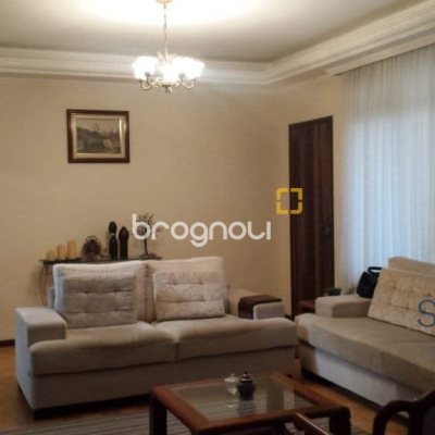 Casa com 356m², 6 quartos (sendo 1 suíte), 3 garagens, no bairro Trindade em Florianópolis
