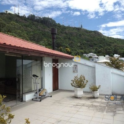 Casa com 356m², 6 quartos (sendo 1 suíte), 3 garagens, no bairro Trindade em Florianópolis