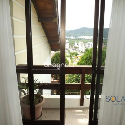 Casa com 356m², 6 quartos (sendo 1 suíte), 3 garagens, no bairro Trindade em Florianópolis