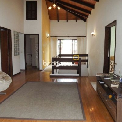 Casa com 356m², 6 quartos (sendo 1 suíte), 3 garagens, no bairro Trindade em Florianópolis