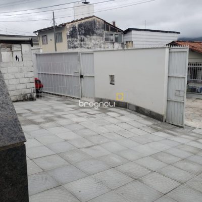 Casa Comercial com 700m², 2 garagens, no bairro Trindade em Florianópolis