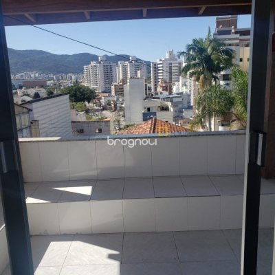 Casa Comercial com 700m², 2 garagens, no bairro Trindade em Florianópolis