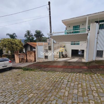 Casa com 291m², 4 quartos (sendo 4 suítes), 3 garagens, no bairro Trindade em Florianópolis