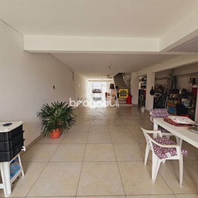 Casa com 291m², 4 quartos (sendo 4 suítes), 3 garagens, no bairro Trindade em Florianópolis