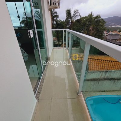 Casa com 291m², 4 quartos (sendo 4 suítes), 3 garagens, no bairro Trindade em Florianópolis