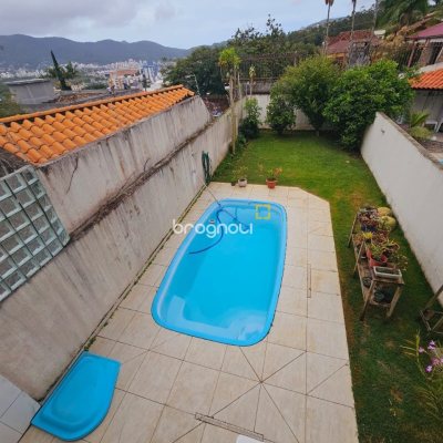 Casa com 291m², 4 quartos (sendo 4 suítes), 3 garagens, no bairro Trindade em Florianópolis