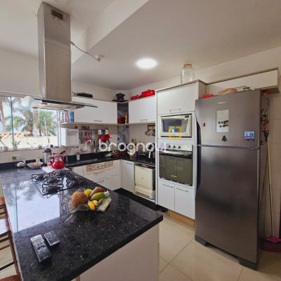 Casa com 291m², 4 quartos (sendo 4 suítes), 3 garagens, no bairro Trindade em Florianópolis