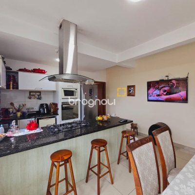 Casa com 291m², 4 quartos (sendo 4 suítes), 3 garagens, no bairro Trindade em Florianópolis