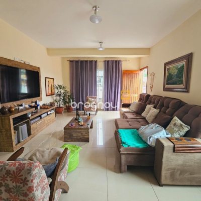 Casa com 291m², 4 quartos (sendo 4 suítes), 3 garagens, no bairro Trindade em Florianópolis