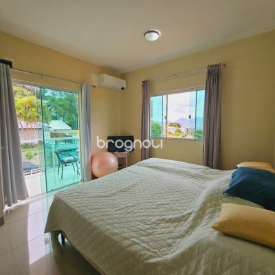 Casa com 291m², 4 quartos (sendo 4 suítes), 3 garagens, no bairro Trindade em Florianópolis
