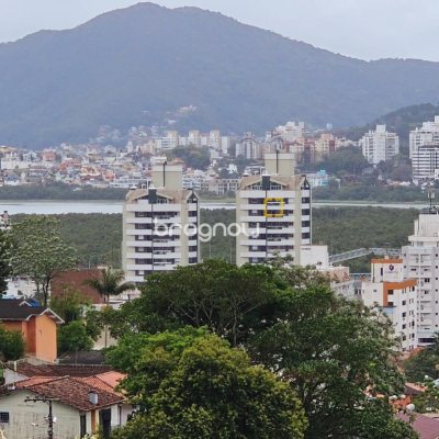 Casa com 291m², 4 quartos (sendo 4 suítes), 3 garagens, no bairro Trindade em Florianópolis
