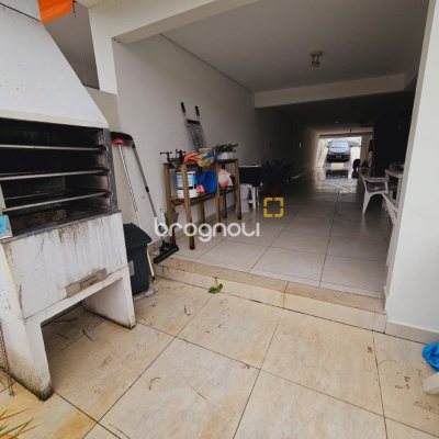 Casa com 291m², 4 quartos (sendo 4 suítes), 3 garagens, no bairro Trindade em Florianópolis