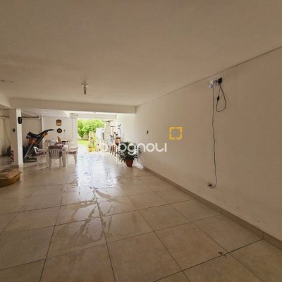 Casa com 291m², 4 quartos (sendo 4 suítes), 3 garagens, no bairro Trindade em Florianópolis