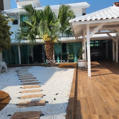 Casa com 278m², 3 quartos (sendo 1 suíte), 3 garagens, no bairro Canasvieiras em Florianópolis