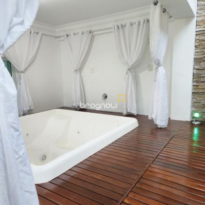 Casa com 278m², 3 quartos (sendo 1 suíte), 3 garagens, no bairro Canasvieiras em Florianópolis
