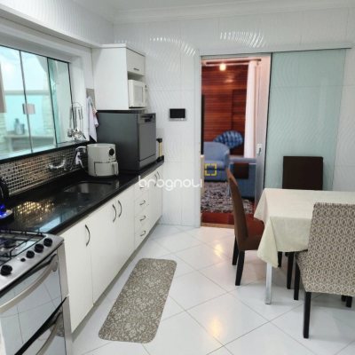 Casa com 278m², 3 quartos (sendo 1 suíte), 3 garagens, no bairro Canasvieiras em Florianópolis