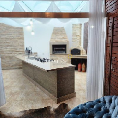 Casa com 278m², 3 quartos (sendo 1 suíte), 3 garagens, no bairro Canasvieiras em Florianópolis