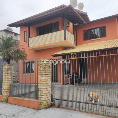 Casa com 143m², 4 quartos (sendo 1 suíte), 2 garagens, no bairro Centro em São José