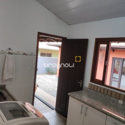 Casa com 143m², 4 quartos (sendo 1 suíte), 2 garagens, no bairro Centro em São José
