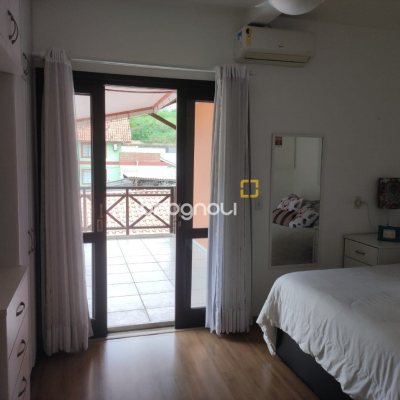 Casa com 143m², 4 quartos (sendo 1 suíte), 2 garagens, no bairro Centro em São José