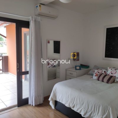 Casa com 143m², 4 quartos (sendo 1 suíte), 2 garagens, no bairro Centro em São José