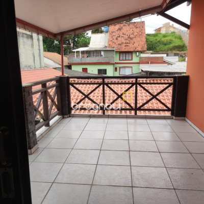 Casa com 143m², 4 quartos (sendo 1 suíte), 2 garagens, no bairro Centro em São José