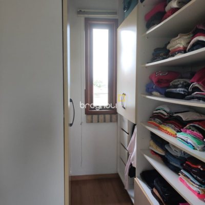 Casa com 143m², 4 quartos (sendo 1 suíte), 2 garagens, no bairro Centro em São José