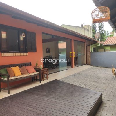 Casa com 143m², 4 quartos (sendo 1 suíte), 2 garagens, no bairro Centro em São José