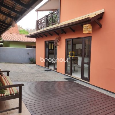 Casa com 143m², 4 quartos (sendo 1 suíte), 2 garagens, no bairro Centro em São José