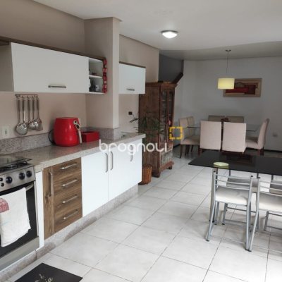 Casa com 143m², 4 quartos (sendo 1 suíte), 2 garagens, no bairro Centro em São José