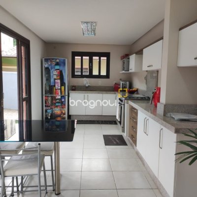 Casa com 143m², 4 quartos (sendo 1 suíte), 2 garagens, no bairro Centro em São José