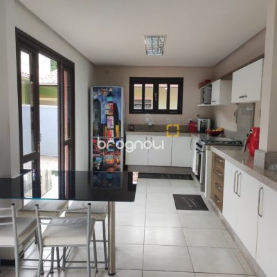 Casa com 143m², 4 quartos (sendo 1 suíte), 2 garagens, no bairro Centro em São José