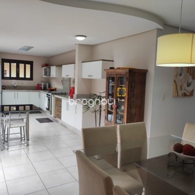 Casa com 143m², 4 quartos (sendo 1 suíte), 2 garagens, no bairro Centro em São José