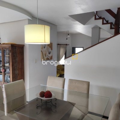 Casa com 143m², 4 quartos (sendo 1 suíte), 2 garagens, no bairro Centro em São José