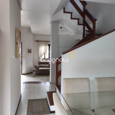 Casa com 143m², 4 quartos (sendo 1 suíte), 2 garagens, no bairro Centro em São José