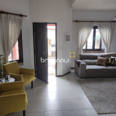 Casa com 143m², 4 quartos (sendo 1 suíte), 2 garagens, no bairro Centro em São José