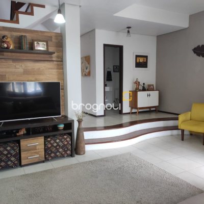 Casa com 143m², 4 quartos (sendo 1 suíte), 2 garagens, no bairro Centro em São José