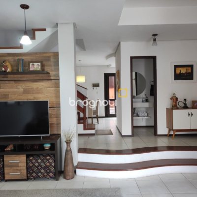 Casa com 143m², 4 quartos (sendo 1 suíte), 2 garagens, no bairro Centro em São José