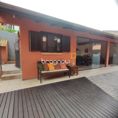 Casa com 143m², 4 quartos (sendo 1 suíte), 2 garagens, no bairro Centro em São José