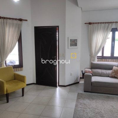 Casa com 143m², 4 quartos (sendo 1 suíte), 2 garagens, no bairro Centro em São José