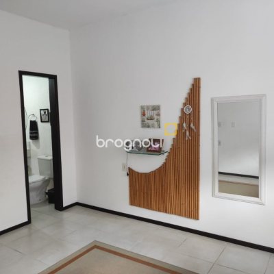 Casa com 143m², 4 quartos (sendo 1 suíte), 2 garagens, no bairro Centro em São José
