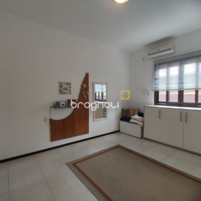 Casa com 143m², 4 quartos (sendo 1 suíte), 2 garagens, no bairro Centro em São José