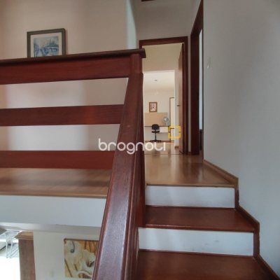 Casa com 143m², 4 quartos (sendo 1 suíte), 2 garagens, no bairro Centro em São José